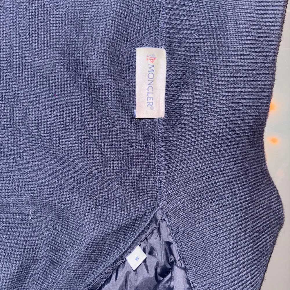 Stilren moncler cardigan i storlek S/170+. Perfekt för hösten, vintern och vären. NFC-märkerna funkar galant, pả axeln och vid qr-koden pà insidan. QR-koden tar en direkt till code.moncler.com. Skick 9/10 färg blå. Kan sänka priset vid snabb affär!!!. Tröjor & Koftor.