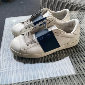 Byter valentino opens - Tjena vill nu byta mina navy blue valentino open då jag är sugen på något nytt. (Allt är intressant) kan även tänka mig att sälja men helst byten det är storlek 44 men passar även 43. Hör av er vid minsta funderingar och frågor.☺️👍🏼