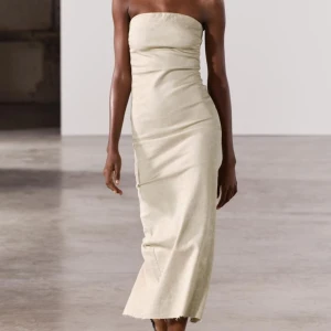 Bandeau klänning från ZARA - Beige bandeau klänning från ZARA, använd i några timmar, väldigt fint skick