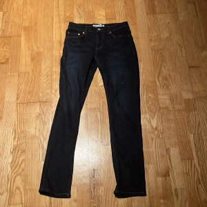 Levi’s jeans slim taper - Ett par mörkblå oanvända Levi’s jeans. Lämna gärna prisförslag