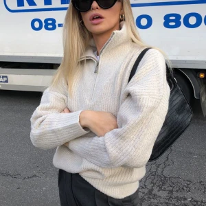 Stickad tröja med dragkedja  - Så fin stickad tröja med dragkedja, som tyvärr inte kommer till användning för mig! Tröjan är endast använd en gång! (Första bilden är lånad)🤍