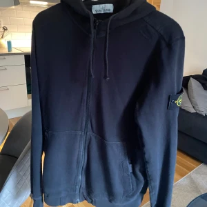 Stone island zip Hoodie  - Stone island Hoodie storlek L, använd men i övrigt gott skick.