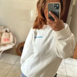 Doja cat hoodie - Köpte denna hoodie av misstag när jag beställde kläder för ungefär ett år sedan så den har inte använts så mycket men den är fortfarande i bra skick den är normal i storleken den passar alla från s-m