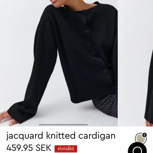 Kofta  - Säljer denna helt oanvända kofta/tröja från Gina tricot. Den är helt slutsåld, glömde att skicka tillbaka denna storlek därav säljer jag den 