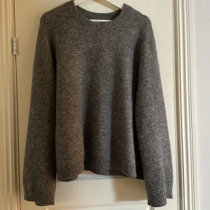 Arket tröja  - Så mysig och fin stickad tröja ifrån arket som inte säljs längre🥰ny pris 990kr
