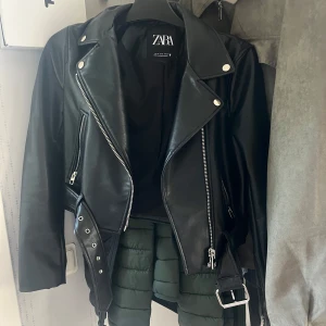 Zara jacka  - Säljer denna snygga skinn jacka från zara storlek S men är mer XS