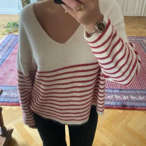 Randig stickad tröja  - Perfekt hösttröja! Jättemysigt material, kan vara både off shoulder eller vara vanligt v-ringat i halsen!🌷 Priset kan diskuteras!
