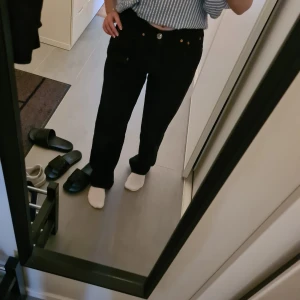 Svarta jeans - Snygga lite baggy jeans från gina tricot som jag inte använder längre. Bra i längen på mig som är 163 cm.