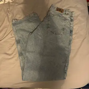 Ett par SWEET SKTBS Baggy jeans - Big skate blåa jeans. Storlek XS Säljer nu mina jeans i nyskick ändast testade 1 gånger då jag köpte fel färg samt storlek. Modellen på bilden är 170cm  Tänkt mig 300kr då jag köpte dom förra väckan för 699kr  