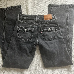 Levis bootcut - Svarta Levis bootcut jeans med stängda fickor, stl 25x32 💕 Mycket bra skick 