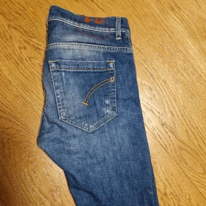 Dondup George jeans - Skinny fit i snygg tvättning, mid blue, sparsamt använda Storlek W31, längd 32, låg midja där byxan används neddragen för coolt häng.