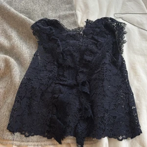 Blå blus  - En blå jättefin blus nästan aldrig använd 