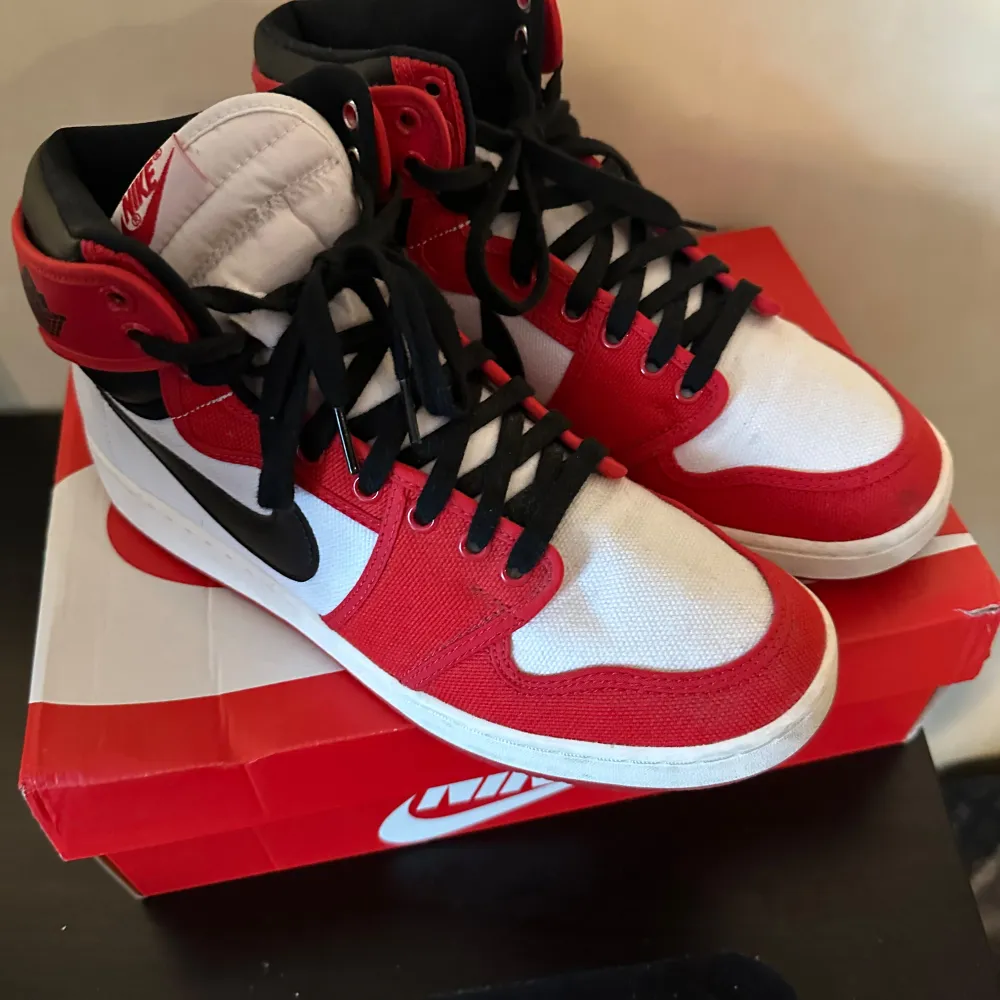 Säljer ett par klassiska Nike Air Jordans chicago AJKO  i rött, vitt och svart. Skorna har en snygg design med svart snörning och den ikoniska Nike-loggan på sidan. Perfekta för både vardag och fest! Finns kartong och kvitto från original köpet.. Skor.