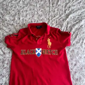 Röd custom polo Ralph Lauren pike. Väldigt bra skick 