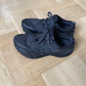 Asics Gel trabuco 11 - Goretex trekkingskor. Vattentäta perfekt för blött höstväder.   Sparsamt använda   Ganska liten i storleken
