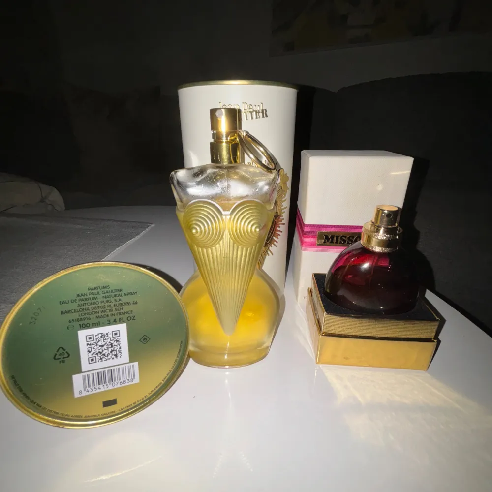 Jpg är 100 ml och det runt 85% i den. Och missoni finns det 75% kvar. Säljer båda som packet pris för 1300 fast om man bara vill ha jpg så kostar den 1100kr eller missoni som är 50ml för 450kr. Skriv till mig vid minsta fundering så hör jag av mig✅. Perfume.
