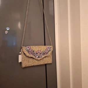 Väska  - En väska passande för väskor ej använd förut från märket new look.