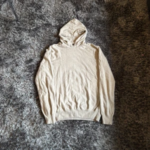 Stickade hoodie - Säljer denna feta stickade hoodien från Oscar Jacobsson 🙌 Hoodien är i väldigt bra skick 9/10 och i storlek M 🤝 Passar perfekt nu till de kallare dagarna 🤩