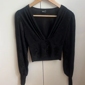 Svart blus V ringad långärmad  - Bra skick bara använd några fåtal gånger 