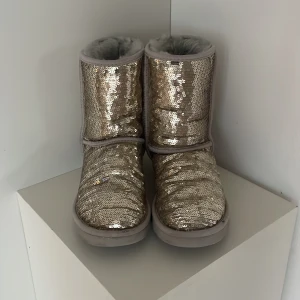 Glitter uggs - Ett par guldglittriga uggs storlek 38. De är äkta, de är använda men i bra skick. Så fina och coola!