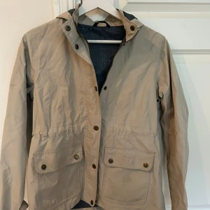 Barbour regnjacka - Fin knappt använd regnjacka från Barbour i strl XL för barn, passar även en xs
