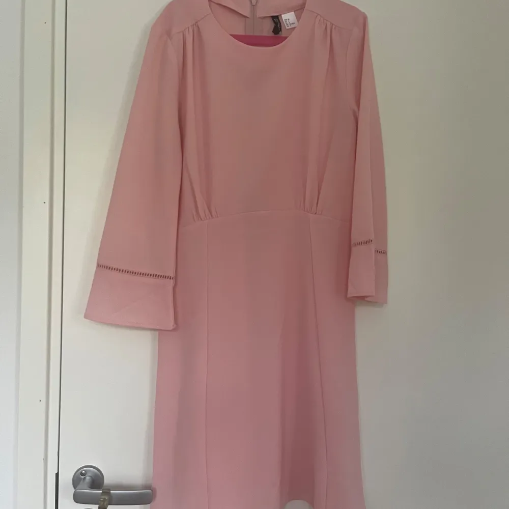 Fin rosa klänning från H&M som knappt är använd då den inte kommit till användning men väldigt fin. Mekot.