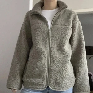 Teddy jacka  - Säljer nu min snygga Teddy jacka då jag vill köpa en annan, den är andvänd sparsamt och är i jätte bra skick. Jackan är från h&m men köpte den från plick💞lånad bild från hon jag köpte ifrån 