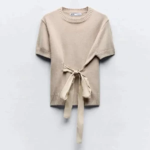 Zara knytt tröja  - En zara tröja med knytt är väldigt efterfrågad och säljer pga inte haft användning. Har inga defekter och är annars väldigt fin!💓