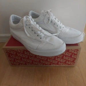 Vans sneakers - Vans old skool.  Använda vid ett tillfälle så är i jätte fint skick Storl 40 innermått 25,5 cm Nypris: 899kr Säljes: för 500 kr. Rök och djurfritt hem.