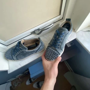 Christian Louboutin  - Christian Louboutin i bra skick bortsätt från en saknad spik. Passar 42-43  Priset är ej hugget i sten. Inga byten.