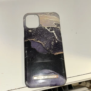 Telefonskal - Skal till iPhone 11, en liten spricka i en av kanterna och lite repor på loggan, annars helt funktionell Kan tänka mig att ge botten men köparen står för frakt