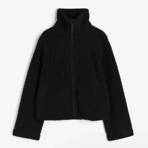 Teddy jacka - Säljer denna helt slutsålda och jätte eftertraktade kofta/ jacka från hm. Super snygg men säljer då jag har flera! Knappt använd så super skick!