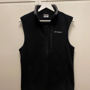 Columbia fleeceväst - Säljer nu min sprillans nya Columbia fleeceväst i storlek S i en mörkblå färg kond 10/10