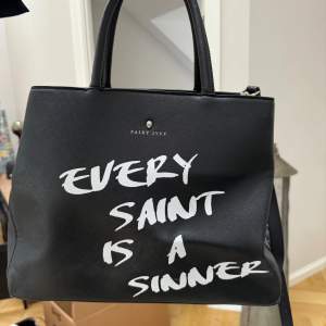 Så snygg Saint Ivy väska med text ”every saint is a sinner”. Köpt för 2400kr.