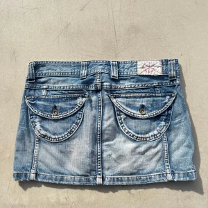 Low waist jeanskjol - Skitsnygg jeanskjol, tyvärr för liten för mig💔