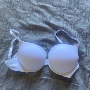 Push up bh -  köptes innan sommaren men han inte lämna tillbaka. Beställde i fel storlek och fel modell. Alldrig andvändt