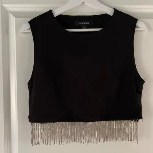 Fest topp - Fest topp med strass. Storlek XL men känns som en M. Väldigt liten i storleken. Avbränd 1 gång.