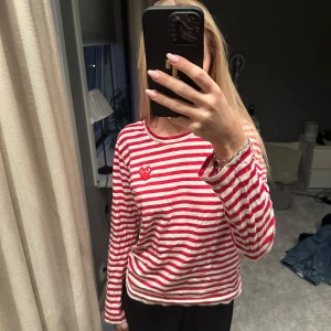 Tröja  - En så snygg och skön tröja, väldigt små i storleken! Är en S tjej i vanligtvis 