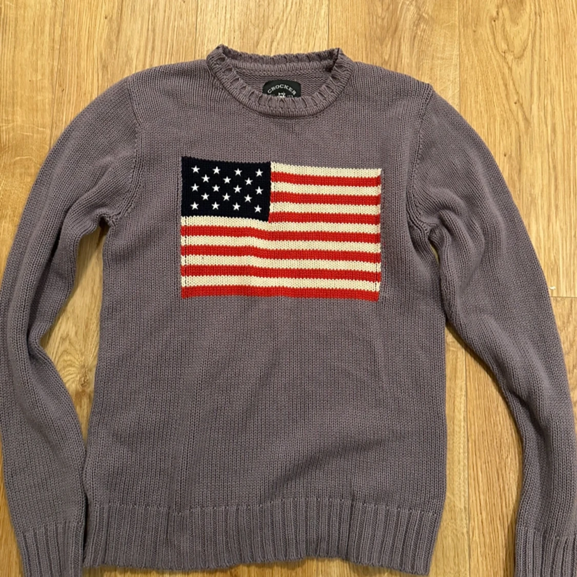 Säljer en grå stickad tröja i storlek xs. Perfekt inför höst och vinter 