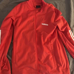 Säljer en adidas kofta använd 3-5 gånger  - Adidas kofta