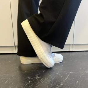 Säljer ett par vita sneakers. De har snörning framtill och märket 'START' på plösen. Perfekta för en casual och snygg look. Använda men i bra skick! Stl 41 men mer som en liten 40. 