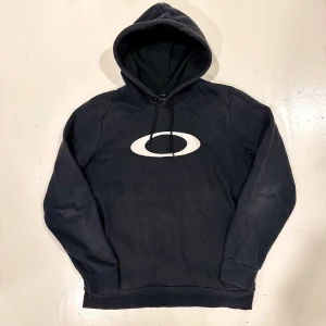 Relaxed Grå Oakley Hoodie - Fint skick Sitter true to size Färgen är lite ljusare än den på första bilden Dma för fler frågor eller bilder