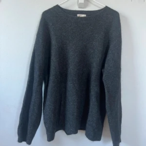Mohair tröja - Mohair tröja från hm. I strl xs men oversized. Skulle säga att den passar m/l. Superskön och superfin nu till hösten🍂❤️ I fint skick!