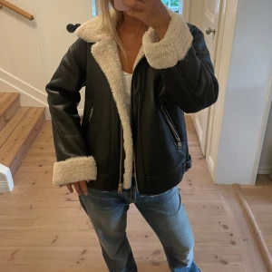 Skinnjacka med fodring  - Så mysig jacka som funkar jätte bra höst/vinter. Har jätte gosig fodring och passar till allt! Använd ett fåtal gånger men ändå i bra skick.