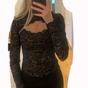 Topp - Spetstopp. Det är en body och den har beige tyg under spetsen överallt förutom på ärmarna så den är inte genomskinlig. Superfin men aldrig använd. Vid fler bilder/frågor är det bara att skriva. Tar emot prisförslag❤️