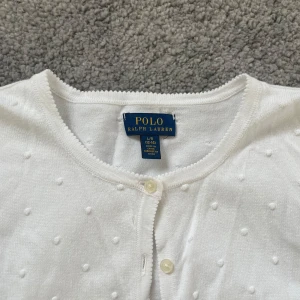 Ralph Lauren Kofta - Vit kofta från Ralph lauren. Supersöt med små prickar. Storlek 12-14 år. 