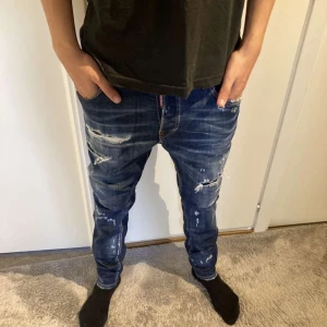 Dsquared2 jeans - Tja jag säljer mina unika dsquared2 jeans , de är slimfit och är i storlek 46. Som passar mig som är ca 178 cm och väger 60kg. De är knappt använda . Nypris på dessa är ca 8500kr , mitt pris är 1499kr. Hör av er vid frågor eller funderingar😁