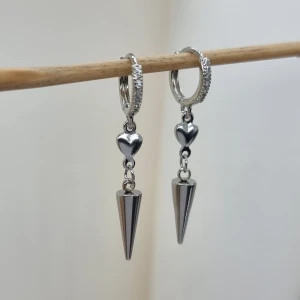 Handgjorda örhängen - Handgjorda örhängen●Följ :@ekjewelryofficial🤲 ● 💎Material- 100% rostfritt stål ●Örhängeskrokar -rostfritt stål och kristall. Nickel fri. Längd -4cm. Vattentåliga, ändrar inte färgen! 