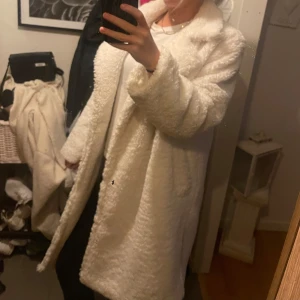 Vit Teddy jacka  - Säljer min fina vita Teddy jacka för den inte kommer till användning längre. Fint skick använd några fåtal gånger. Pris kan diskuteras 💖