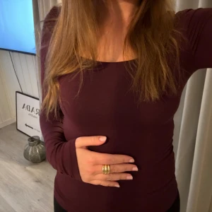 Långärmad tröja - Vinröd långärmad topp, knappt använd och helt i nyskick 